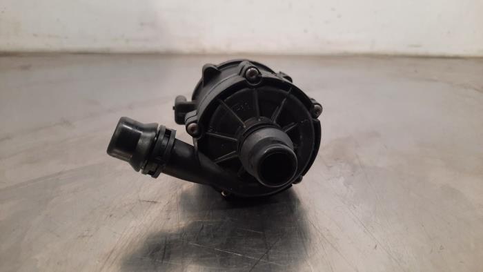 Begagnade Extra vattenpump BMW 7 serie (G11/12) 740e,Le Pris € 60,50 Inklusive moms erbjuds av Autohandel Didier