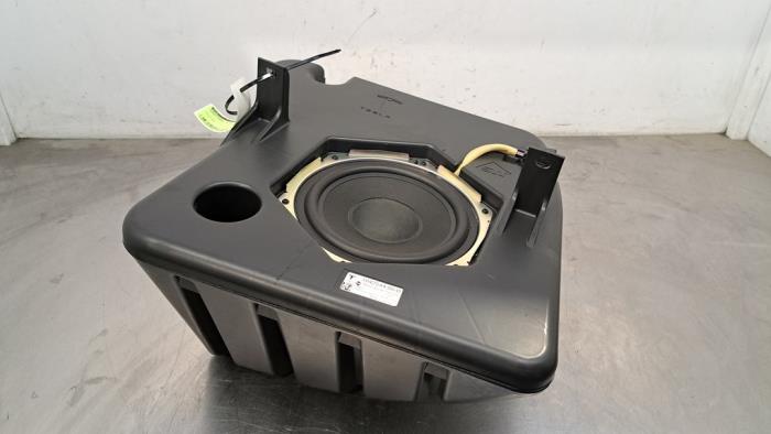 Używane Subwoofer Tesla Model S 100D Cena € 199,65 Z VAT oferowane przez Autohandel Didier