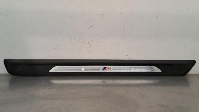 Sill trim set