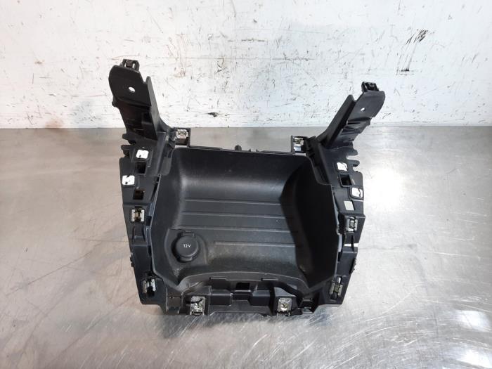 Używane Schowek Peugeot 2008 (UD/UK/UR/US/UX) 1.5 BlueHDi 110 Cena € 60,50 Z VAT oferowane przez Autohandel Didier