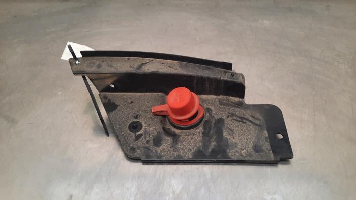 Begagnade Batterilock BMW 1 serie (F40) 118d 2.0 16V Pris € 12,10 Inklusive moms erbjuds av Autohandel Didier