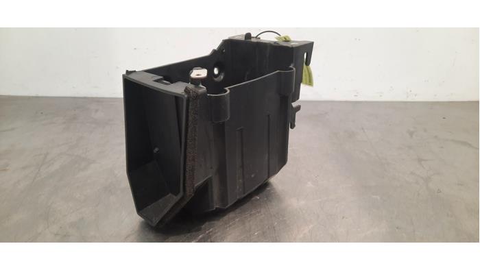 Begagnade Batterilåda Volvo V60 II (ZW) 2.0 B3 16V Mild Hybrid Pris € 30,25 Inklusive moms erbjuds av Autohandel Didier