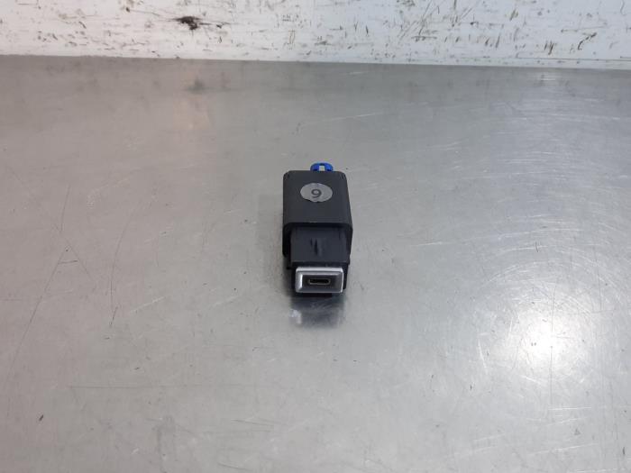 Używane Wtyczka USB Citroen C4 Berline (BA/BB/BC) 1.5 Blue HDi 130 16V Cena € 12,10 Z VAT oferowane przez Autohandel Didier