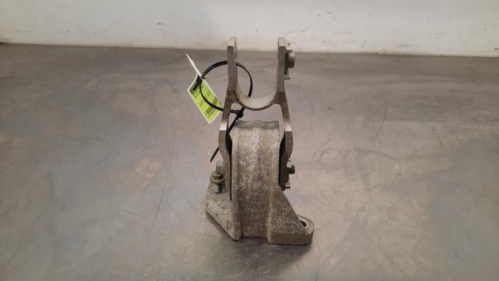 Used Engine mount Volvo V60 II (ZW) 2.0 B3 16V Mild Hybrid Price € 36,30 Inclusive VAT offered by Autohandel Didier