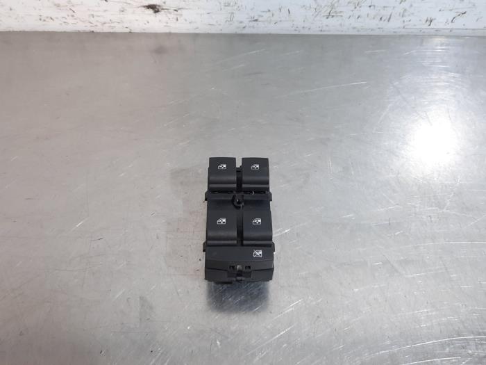 Usados Interruptor combinado de ventanillas Opel Mokka/Mokka X 1.4 Turbo 16V 4x2 Precio € 30,25 IVA incluido ofrecido por Autohandel Didier