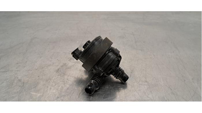 Begagnade Extra vattenpump BMW X5 (G05) xDrive 45 e iPerformance 3.0 24V Pris € 30,25 Inklusive moms erbjuds av Autohandel Didier