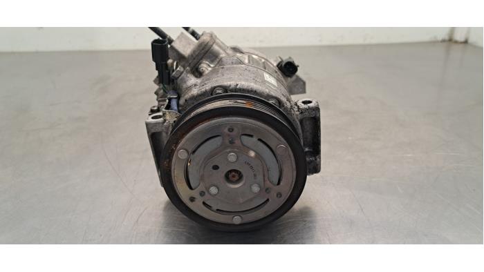 Luftkonditioneringspump från en Ford Transit Custom 2.0 TDCi 16V Eco Blue 130 2023