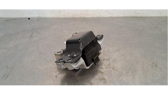 Engine mount from a Volkswagen Caddy IV 2.0 TDI 102 2020