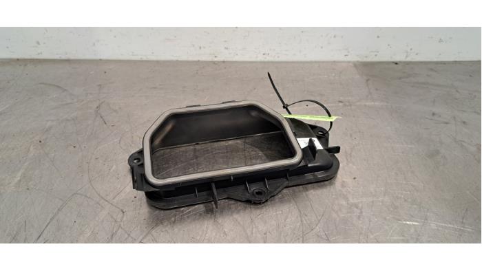 Używane Rózne elementy plastikowe Mercedes GLE (V167) 350de 2.0 Turbo 16V 4-Matic Cena € 12,10 Z VAT oferowane przez Autohandel Didier