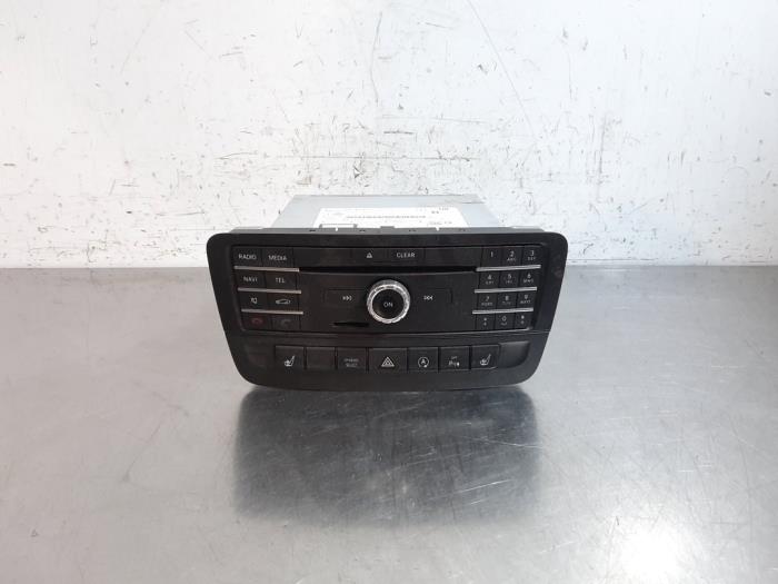 Używane Radio Mercedes CLA Shooting Brake (117.9) 1.6 CLA-180 16V Cena € 459,80 Z VAT oferowane przez Autohandel Didier