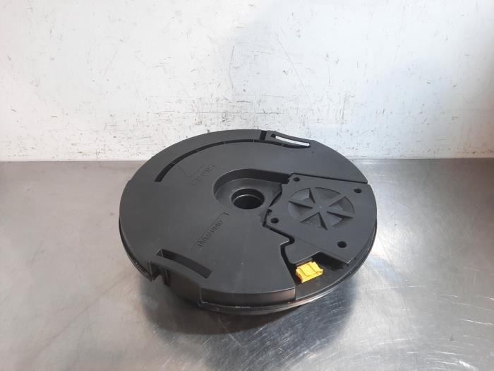Używane Subwoofer Volkswagen Golf VII (AUA) 2.0 GTI 16V Performance Package Cena € 90,75 Z VAT oferowane przez Autohandel Didier