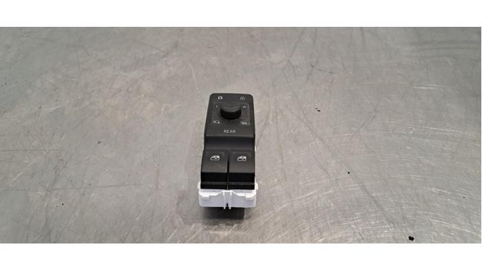 Usados Interruptor combinado de ventanillas Volkswagen ID.4 (E21) PRO 77 kWh Precio € 54,45 IVA incluido ofrecido por Autohandel Didier
