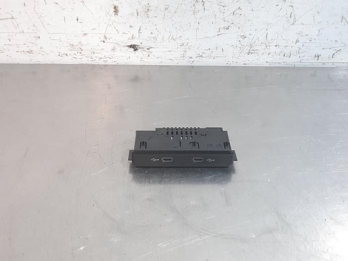 Używane Wtyczka USB Volkswagen Golf VIII (CD1) 2.0 GTD 16V Cena € 18,15 Z VAT oferowane przez Autohandel Didier