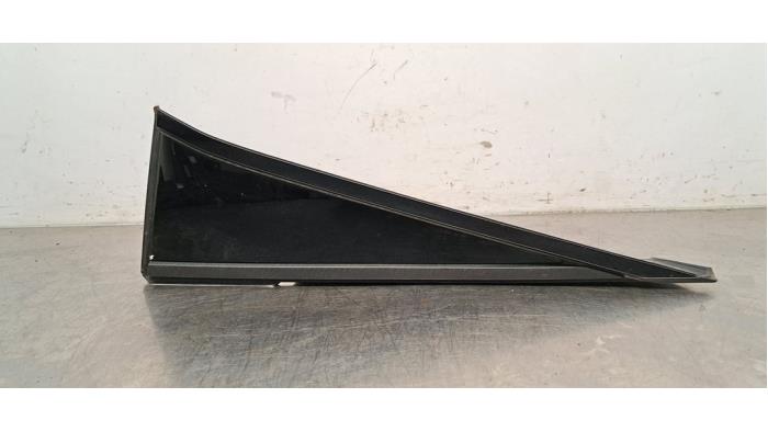 Usados Ventanilla triangular derecha detrás Peugeot 408 1.6 16V HYbrid 180 Precio € 30,25 IVA incluido ofrecido por Autohandel Didier