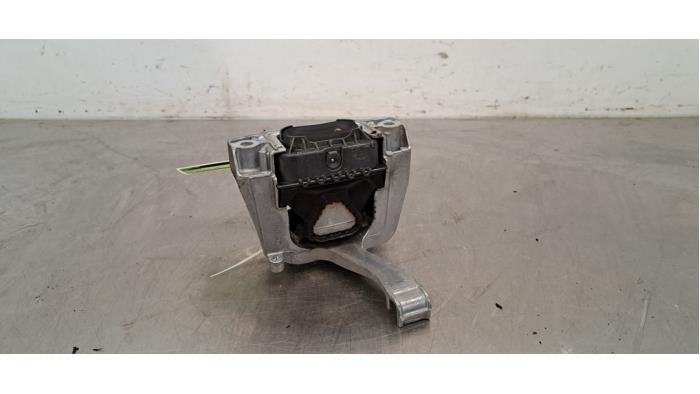 Engine mount from a Skoda Octavia Combi (NXAC) 2.0 TDI GreenTec 16V 2020