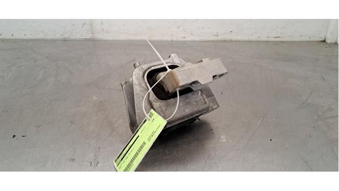 Engine mount from a Skoda Octavia Combi (NXAC) 2.0 TDI GreenTec 16V 2020