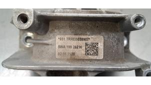 Engine mount from a Skoda Octavia Combi (NXAC) 2.0 TDI GreenTec 16V 2020