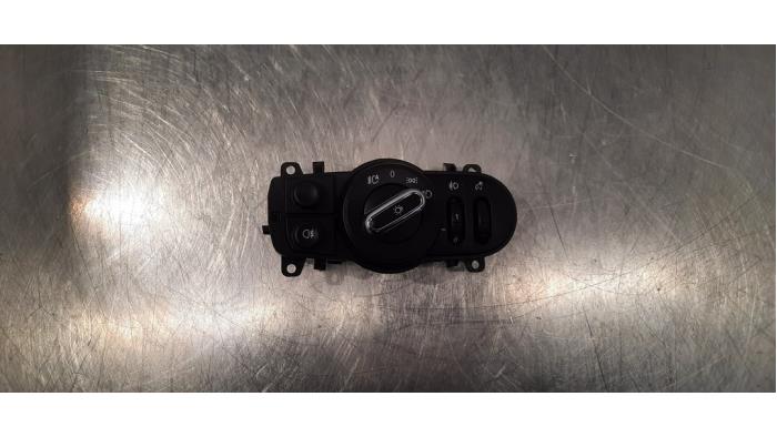 Używane Przelacznik reflektora LHV Mini Clubman (F54) 1.5 One D 12V Cena € 42,35 Z VAT oferowane przez Autohandel Didier