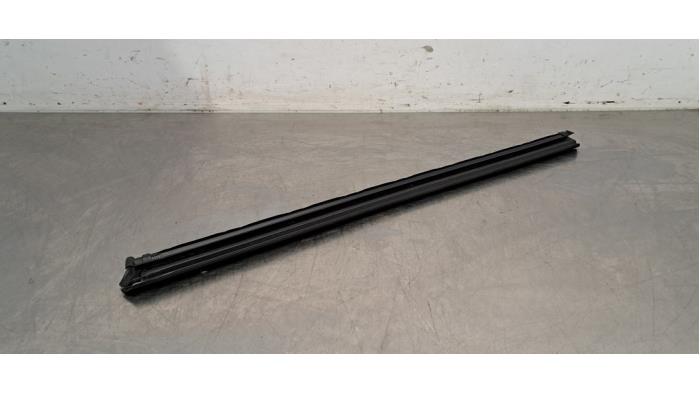 Używane Guma szyby Citroen C5 X (NC/ND) 1.6 PureTech 180 Cena € 24,20 Z VAT oferowane przez Autohandel Didier