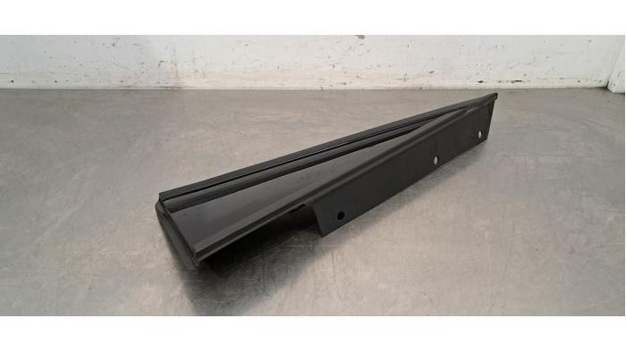 Usados Ventanilla triangular derecha detrás Peugeot 408 1.6 16V HYbrid 180 Precio € 60,50 IVA incluido ofrecido por Autohandel Didier