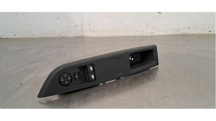 Używane Przelacznik combi okienny Opel Corsa F (UB/UH/UP) 1.2 Turbo 12V 100 Cena € 30,25 Z VAT oferowane przez Autohandel Didier
