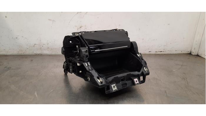Używane Schowek Peugeot 208 II (UB/UH/UP) 1.2 Vti 12V PureTech 100 Cena € 60,50 Z VAT oferowane przez Autohandel Didier