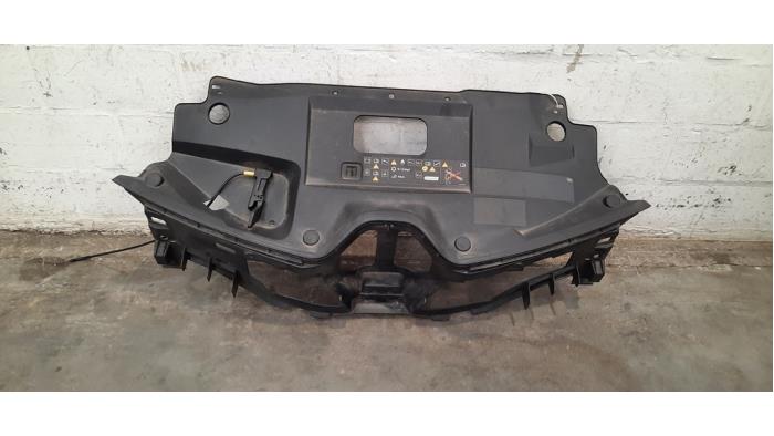 Używane Panel przedni Renault Scénic IV (RFAJ) 1.3 TCE 140 16V Cena € 133,10 Z VAT oferowane przez Autohandel Didier