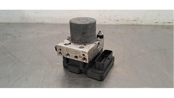 Używane Pompa ABS Iveco New Daily VI 33S16, 35C16, 35S16, 40C16, 50C16 Cena € 332,75 Z VAT oferowane przez Autohandel Didier
