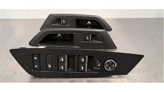 Usados Interruptor combinado de ventanillas Peugeot 408 1.6 16V HYbrid 225 Precio € 108,90 IVA incluido ofrecido por Autohandel Didier