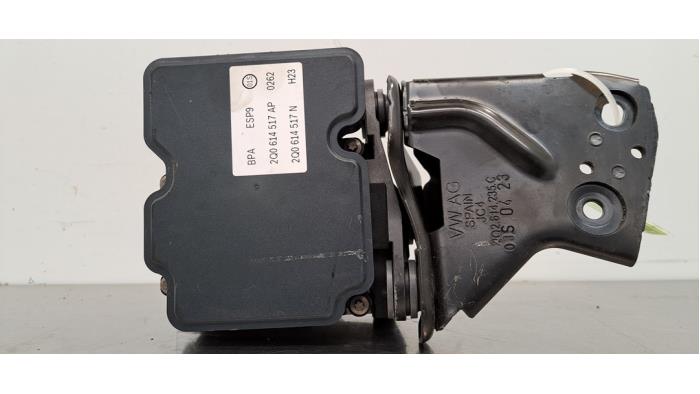 Używane Pompa ABS Volkswagen Polo VI (AW1) 1.0 MPI 12V Cena € 60,50 Z VAT oferowane przez Autohandel Didier