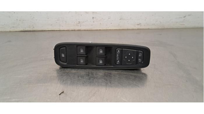 Usados Interruptor combinado de ventanillas Dacia Duster (SR) 1.3 TCE 150 16V 4x4 Precio € 60,50 IVA incluido ofrecido por Autohandel Didier