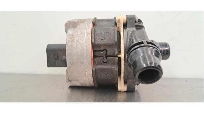 Begagnade Extra vattenpump Mercedes C (W206) C-220d 2.0 Turbo 16V Pris € 54,45 Inklusive moms erbjuds av Autohandel Didier