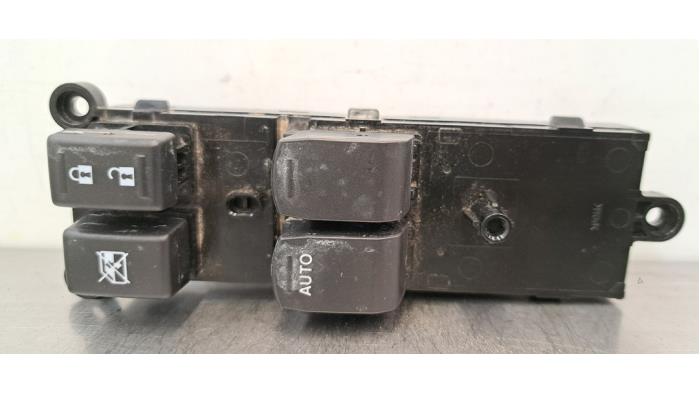 Usados Interruptor combinado de ventanillas Suzuki Swift (ZCE/ZDE) 1.2 VVT 12V Hybrid Precio € 30,25 IVA incluido ofrecido por Autohandel Didier