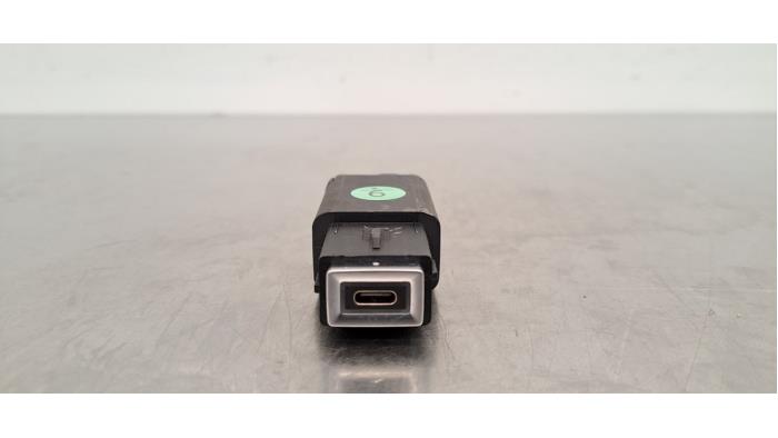 Używane Wtyczka USB Opel Astra L (F3/FB/FM/FP) 1.5 Turbo D 16V Cena € 12,10 Z VAT oferowane przez Autohandel Didier