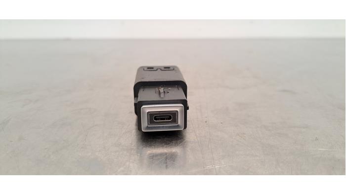 Używane Wtyczka USB Opel Astra L (F3/FB/FM/FP) 1.5 Turbo D 16V Cena € 12,10 Z VAT oferowane przez Autohandel Didier