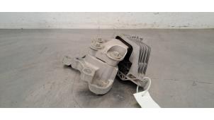 Engine mount from a Opel Insignia Grand Sport 1.6 CDTI 16V 136 2020