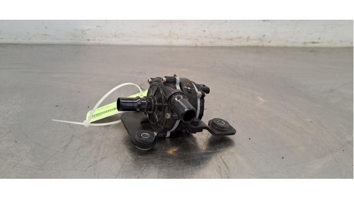 Begagnade Extra vattenpump Kia Sportage (NQ5E) 1.6 T-GDi Hybrid 16V AWD Pris € 60,50 Inklusive moms erbjuds av Autohandel Didier