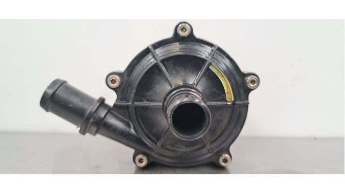 Begagnade Extra vattenpump Kia Sportage (NQ5E) 1.6 T-GDi PHEV 16V AWD Pris € 60,50 Inklusive moms erbjuds av Autohandel Didier