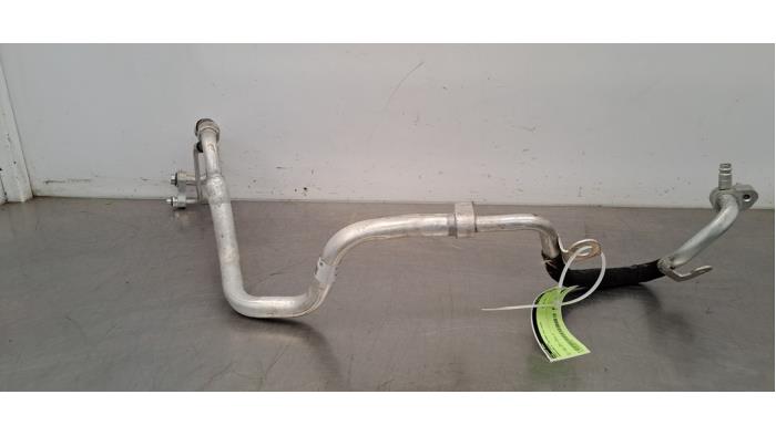 Tubo de aire acondicionado de un Mercedes-Benz A Limousine (177.1) 2.0 A-200d 2020