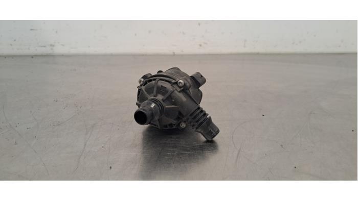 Begagnade Extra vattenpump Mercedes GLE (V167) 300d 2.0 Turbo 16V 4-Matic Pris € 60,50 Inklusive moms erbjuds av Autohandel Didier