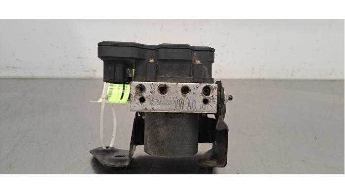 Bloc ABS d'un Volkswagen Transporter T6 2.0 TDI 150 2020