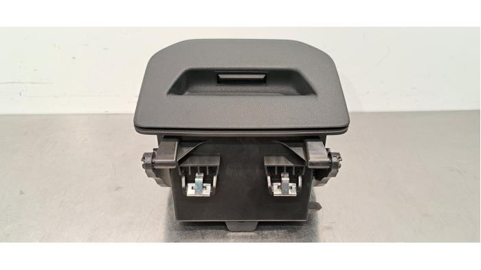 Używane Schowek BMW 2 serie Gran Coupe (F44) 218d 2.0 16V Cena € 36,30 Z VAT oferowane przez Autohandel Didier
