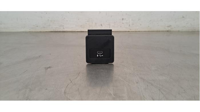 Używane Wtyczka USB BMW 2 serie Gran Coupe (F44) 218d 2.0 16V Cena € 18,15 Z VAT oferowane przez Autohandel Didier