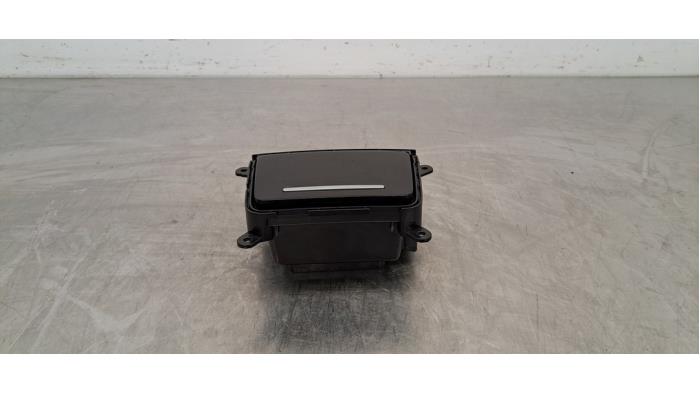Używane Schowek Audi A5 Sportback (F5A/F5F) 2.0 40 TDI Mild hybrid 16V Cena € 30,25 Z VAT oferowane przez Autohandel Didier
