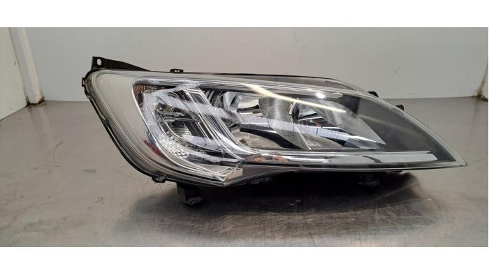Używane Reflektor prawy Opel Movano 2.2 D 120 Cena € 532,40 Z VAT oferowane przez Autohandel Didier