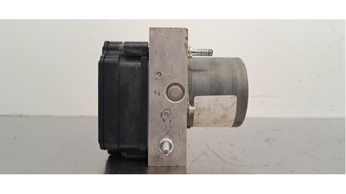 Begagnade ABS-pump Renault Master III (EV/HV/UV/VA/VB/VD/VF/VG/VJ) 2.3 dCi 145 16V FWD Pris € 266,20 Inklusive moms erbjuds av Autohandel Didier