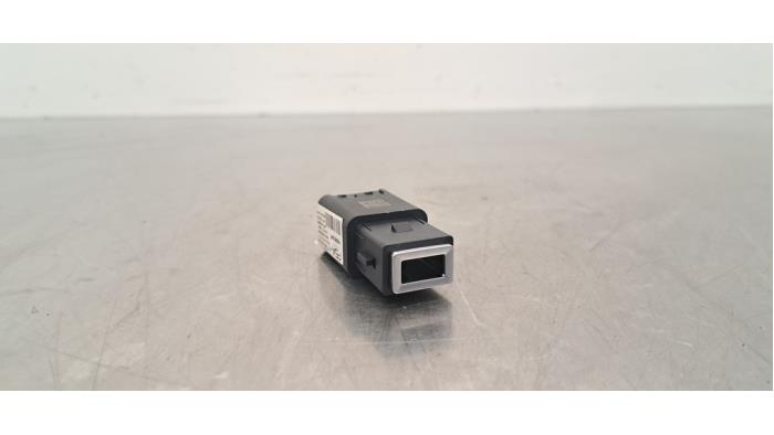 Używane Wtyczka USB Peugeot 2008 (UD/UK/UR/US/UX) e-2008 50 kWh Cena € 12,10 Z VAT oferowane przez Autohandel Didier
