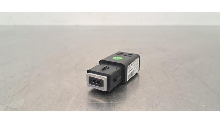 Używane Wtyczka USB Peugeot 2008 (UD/UK/UR/US/UX) e-2008 50 kWh Cena € 12,10 Z VAT oferowane przez Autohandel Didier