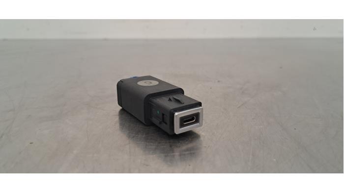 Używane Wtyczka USB Peugeot 2008 (UD/UK/UR/US/UX) e-2008 50 kWh Cena € 12,10 Z VAT oferowane przez Autohandel Didier