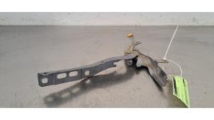 Gebrauchte Motorhaube Scharnier Peugeot 2008 (UD/UK/UR/US/UX) 1.5 BlueHDi 100 Preis € 36,30 Mit Mehrwertsteuer angeboten von Autohandel Didier